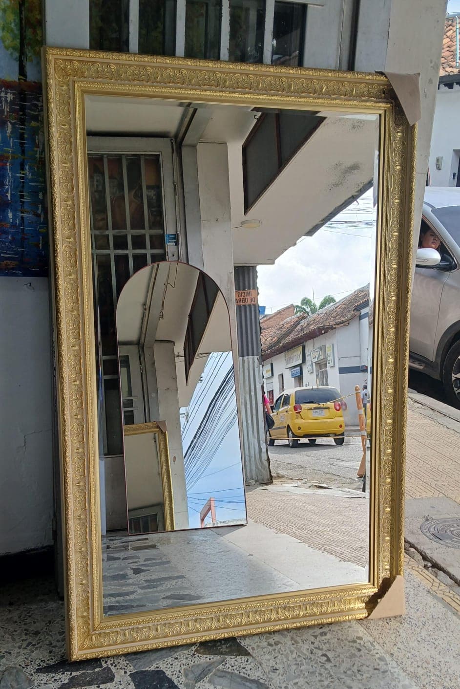 Espejo grande con marco dorado ornamental