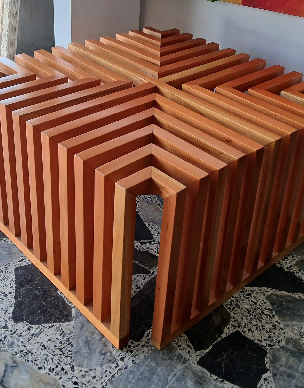 Mesa de centro geométrica en madera artesanal
