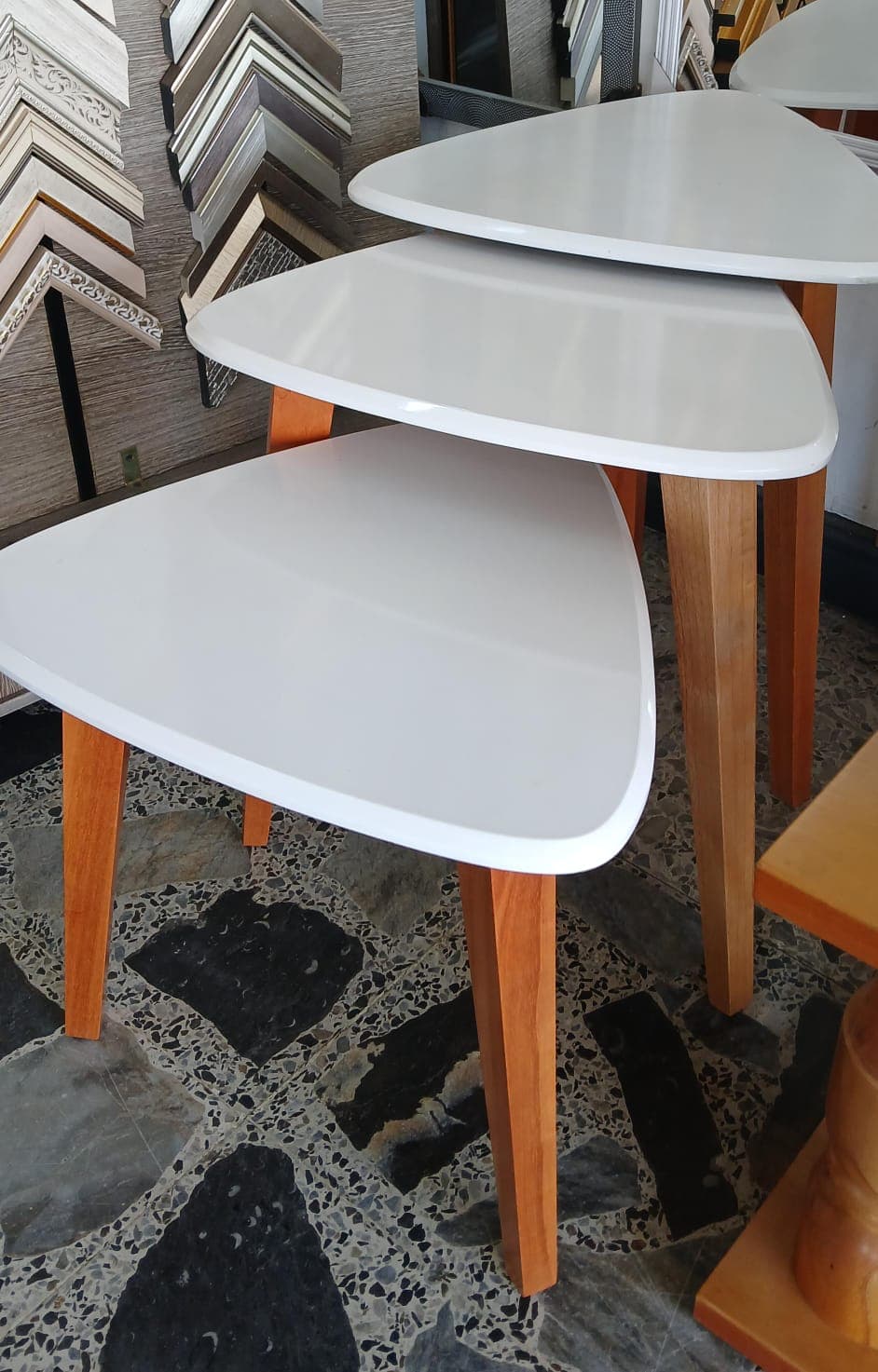 Mesas nido modernas con molduras al fondo