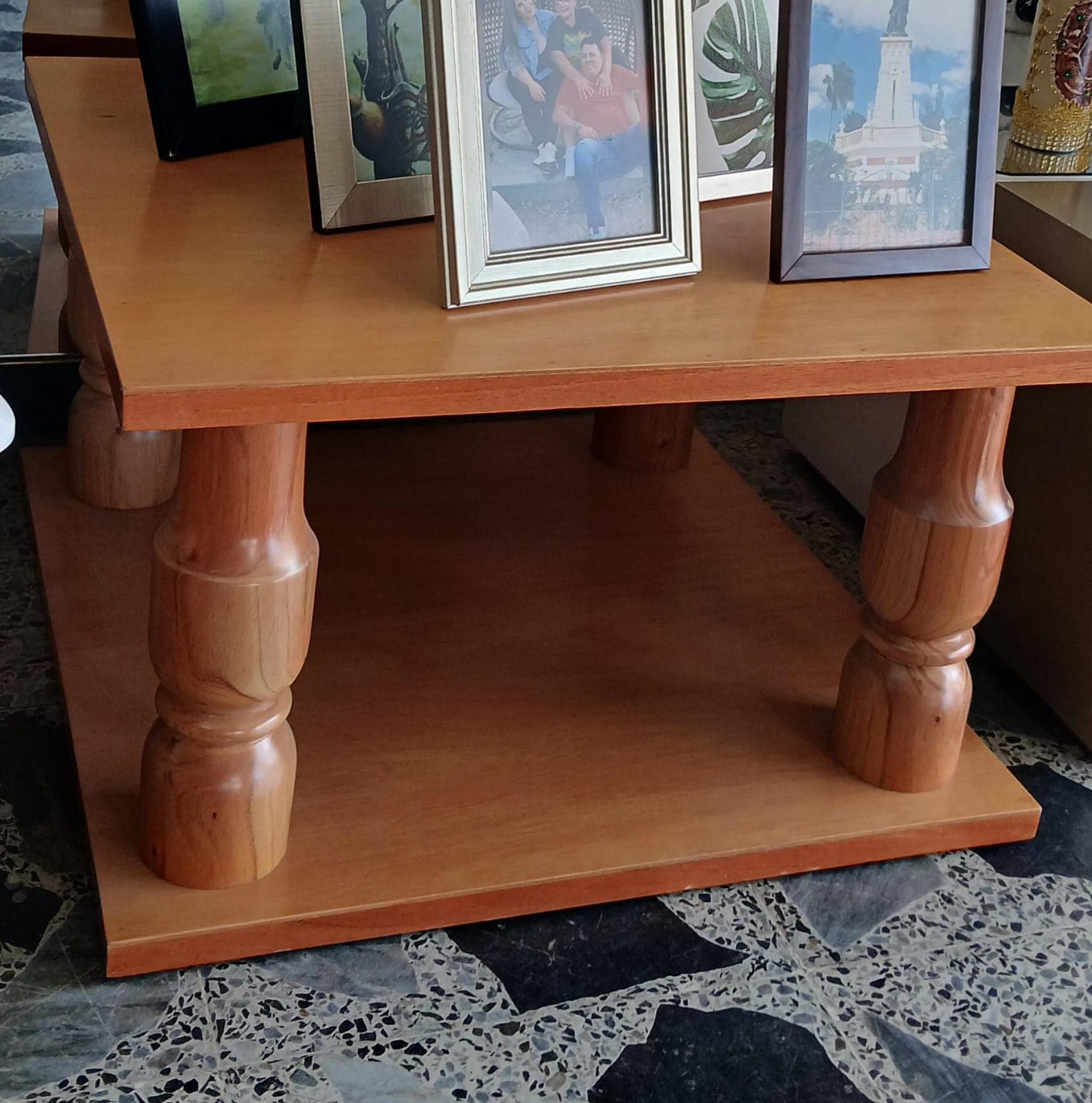 Sala decorada con cuadro de jazz, muebles y arte — proyecto Marquetería Glass