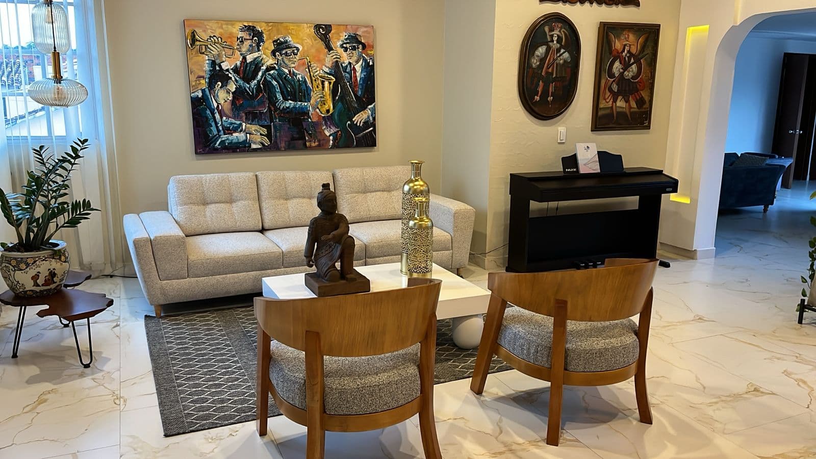 Mueble para vinilos con exhibición de discos en pared