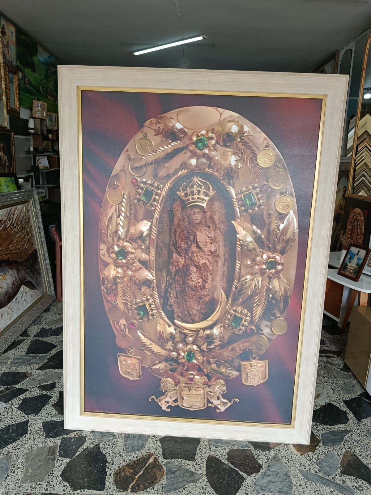 Cuadro religioso con marco ornamental dorado y pedrería